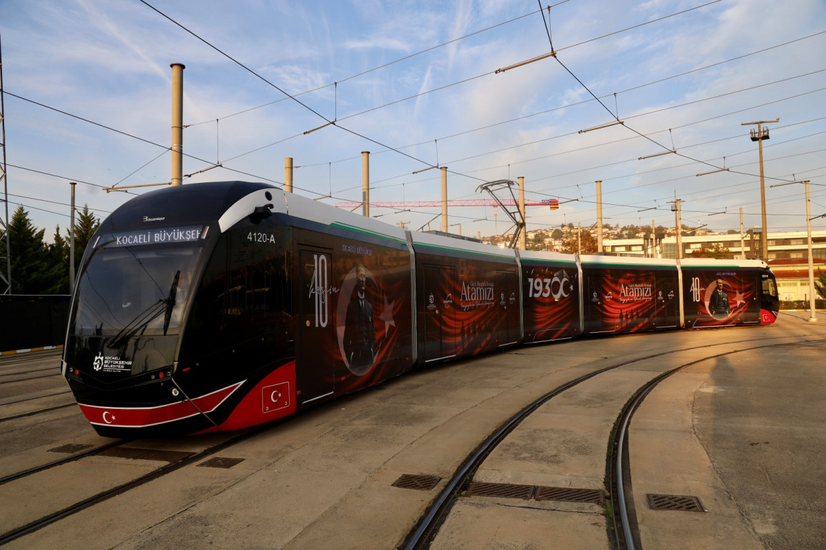 Otobüs ve tramvaylarda Ata’ya saygı